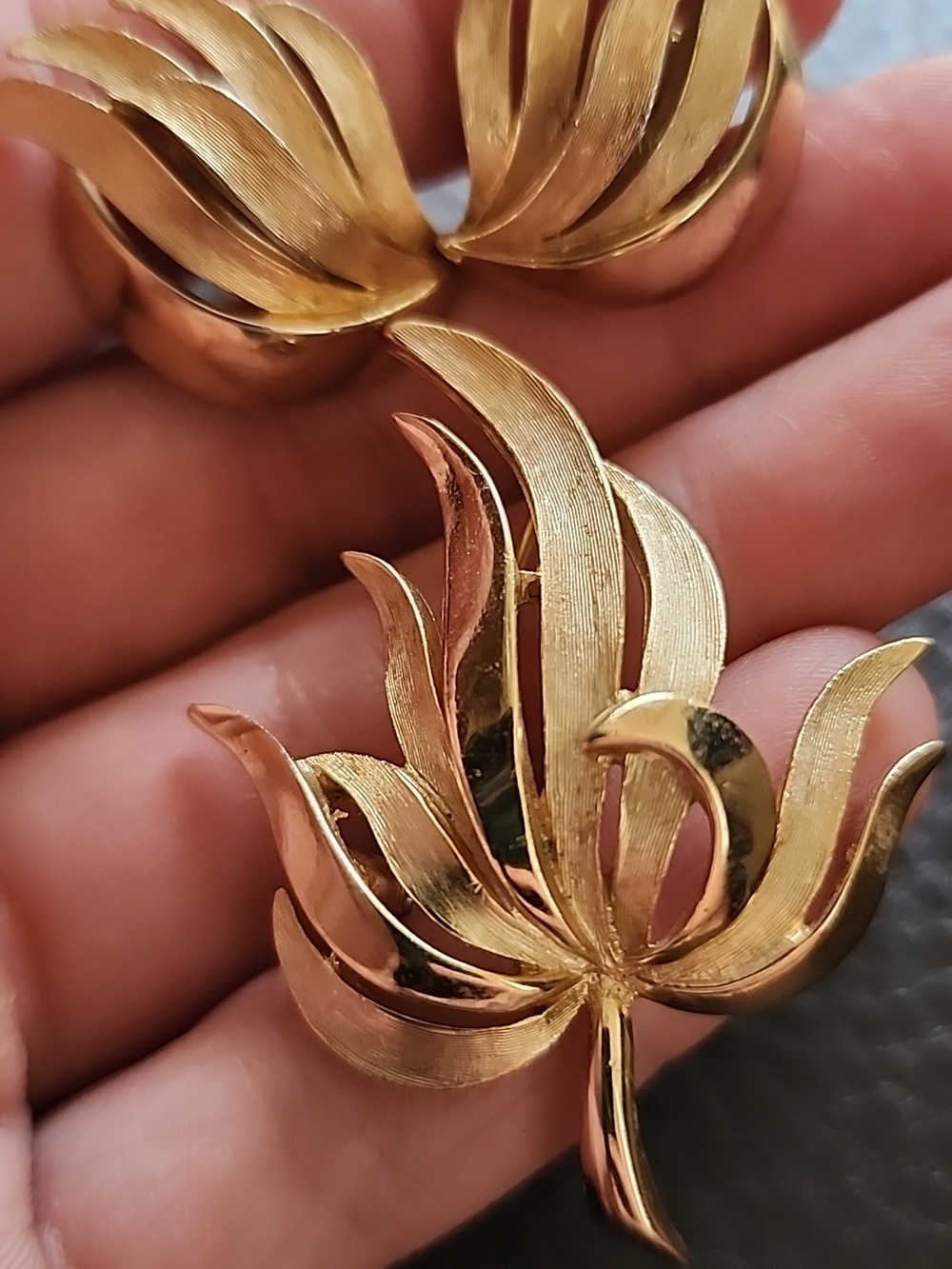 VTG Trifari Gold Tone Floral Leaf Brooch and Clip Earrings Set - Women's Jewelry